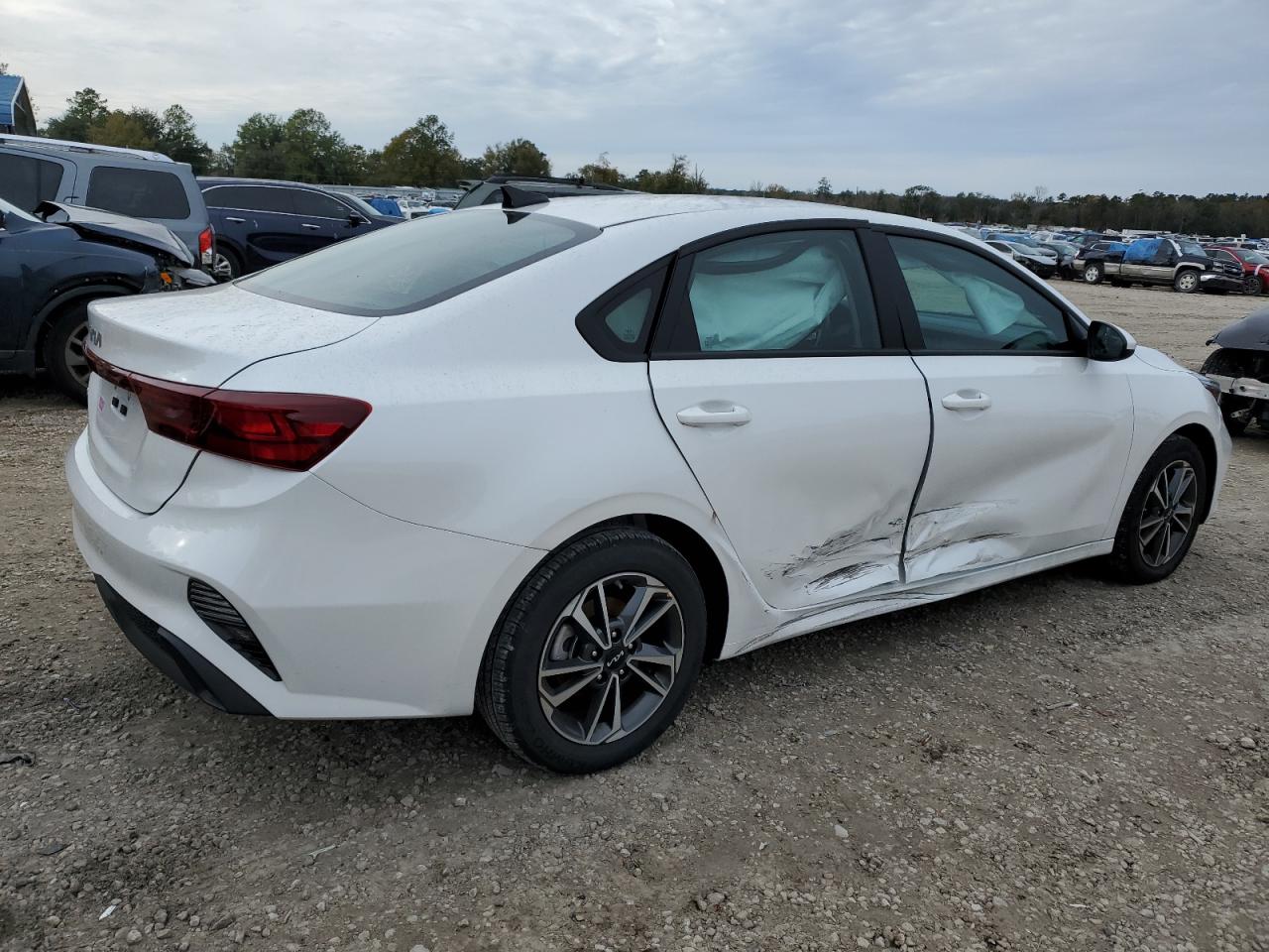 Изображение 3 2023 KIA FORTE LX 2023 с VIN 3KPF24AD8PE651410