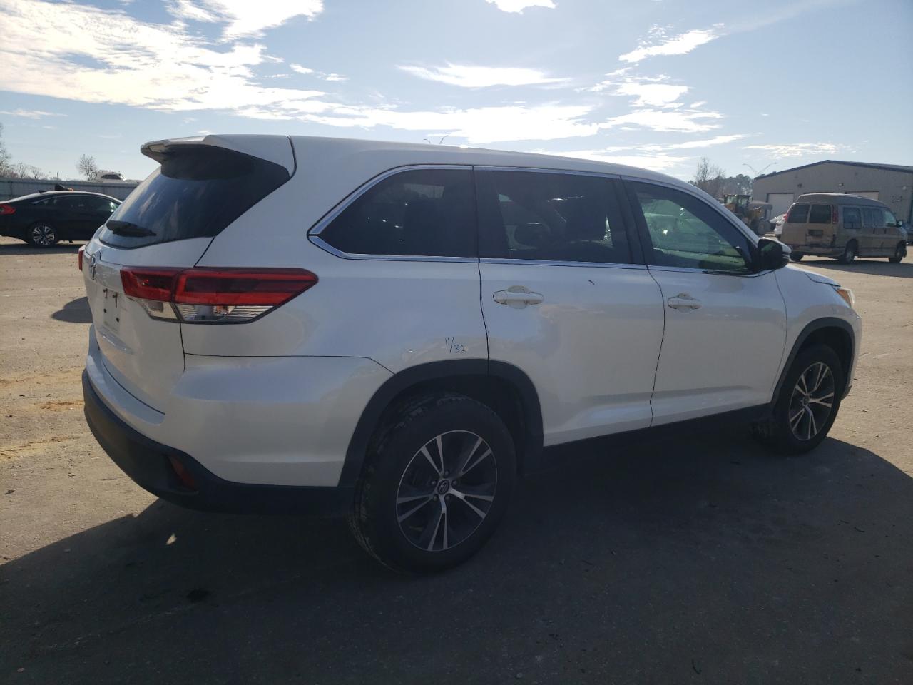 Изображение 3 2019 TOYOTA HIGHLANDER LE 2019 с VIN 5TDZARFH9KS047338