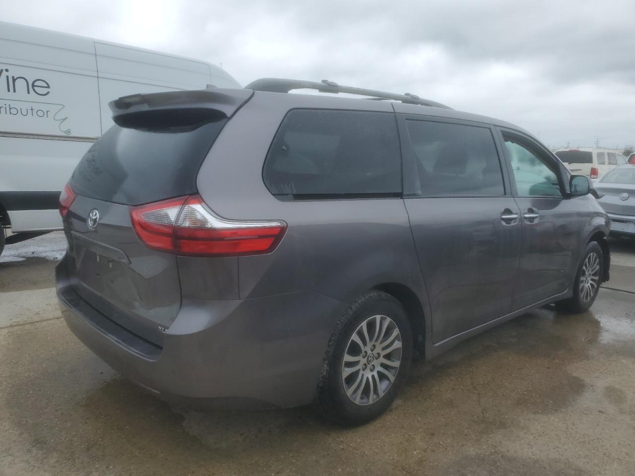 Image 3 of 2020 TOYOTA SIENNA XLE 2020 with VIN 5TDYZ3DCXLS052364