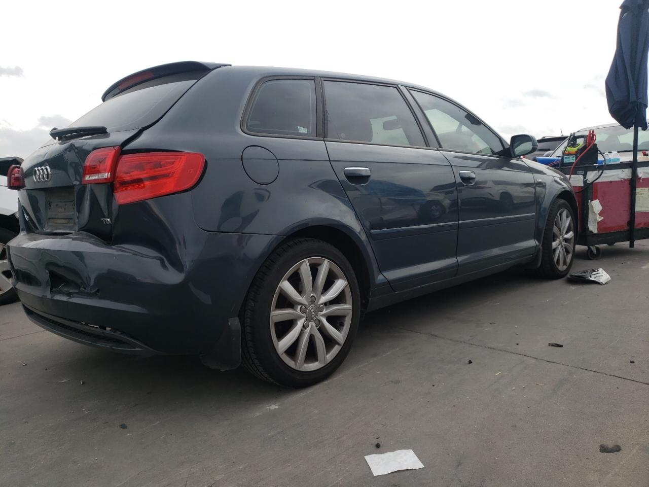 Image 3 of 2011 AUDI A3 PREMIUM 2011 with VIN WAUBJAFM3BA093175