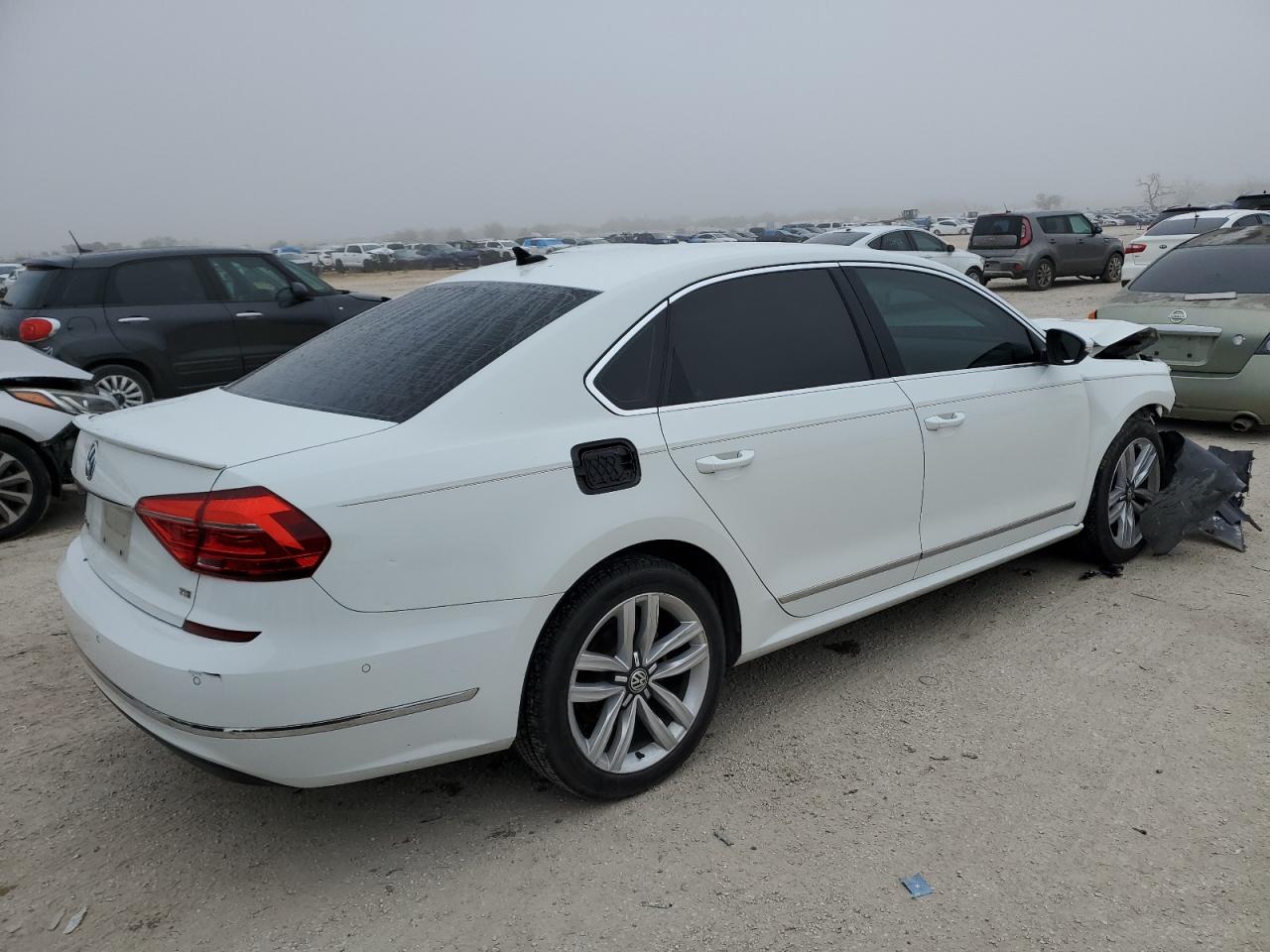 Obraz 3 z 2016 VOLKSWAGEN PASSAT SEL 2016 z VIN 1VWCS7A3XGC042934