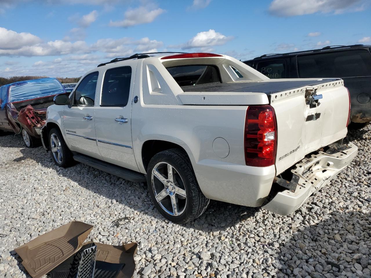 Image 2 of 2013 CHEVROLET AVALANCHE LTZ 2013 with VIN 3GNTKGE70DG106799