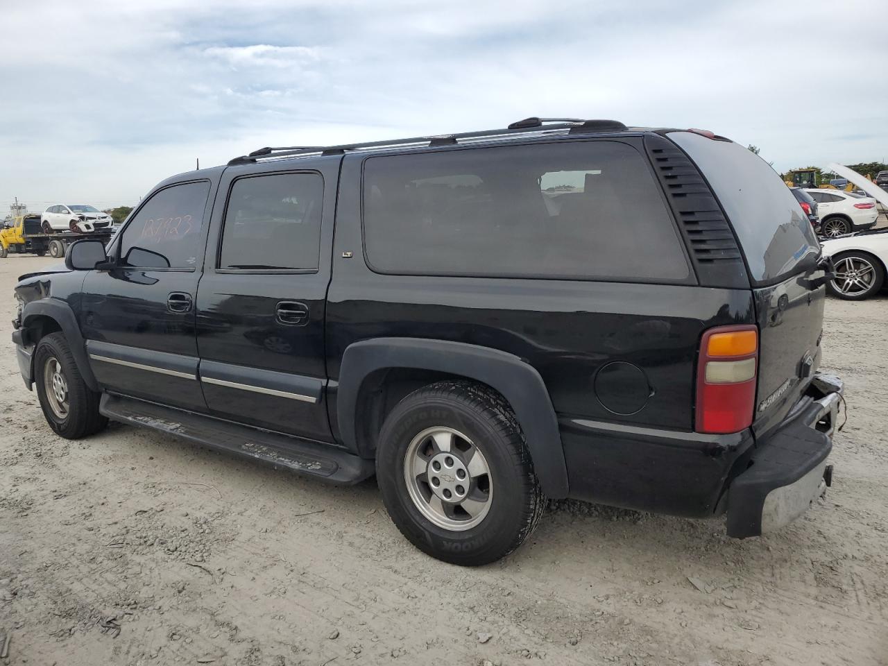 Image 2 of 2002 CHEVROLET SUBURBAN C1500 2002 with VIN 1GNEC16Z82J112493