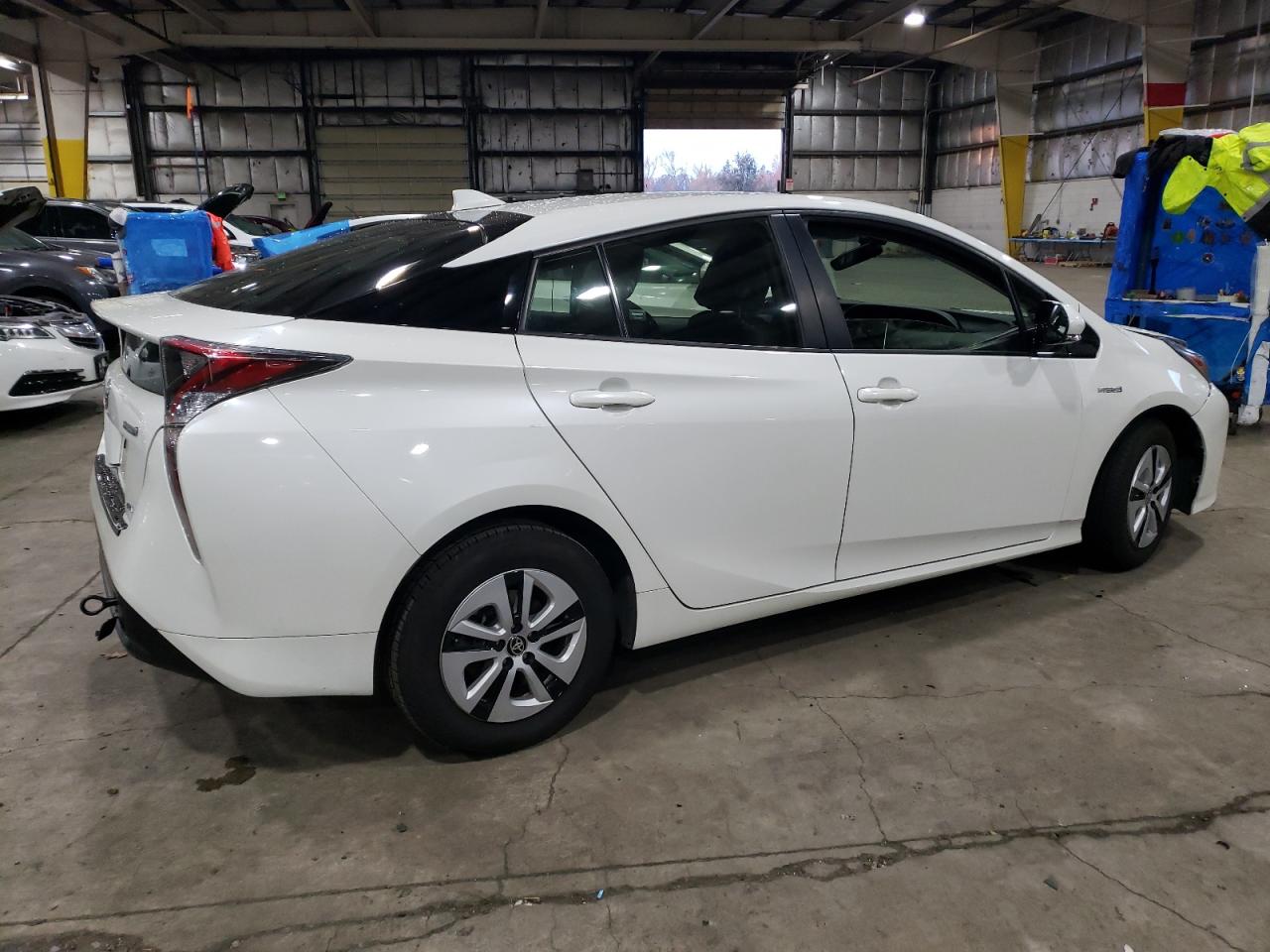 Изображение 3 2016 TOYOTA PRIUS  2016 с VIN JTDKARFU8G3016041