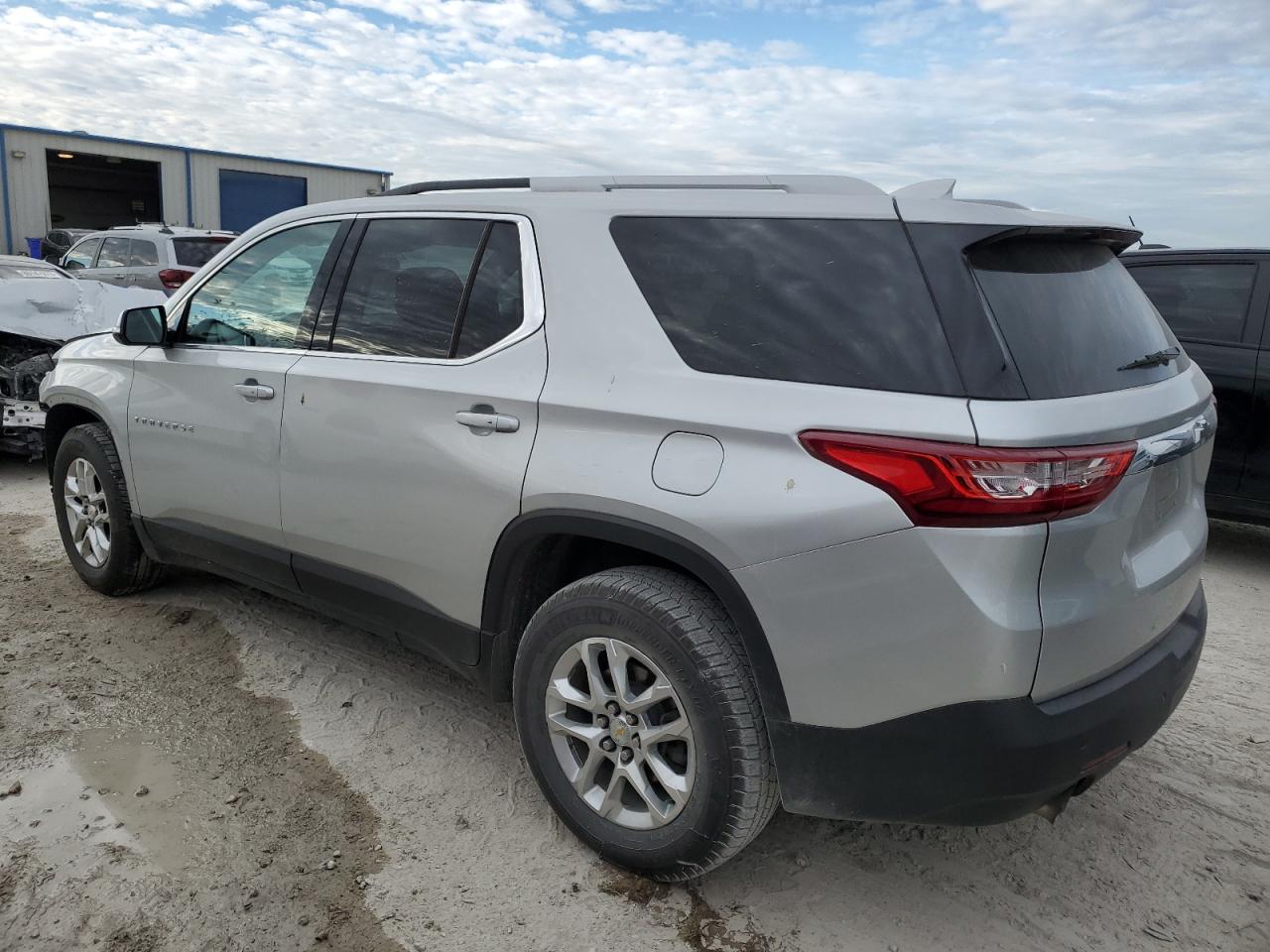 Изображение 2 2018 CHEVROLET TRAVERSE LT 2018 с VIN 1GNERGKWXJJ135057