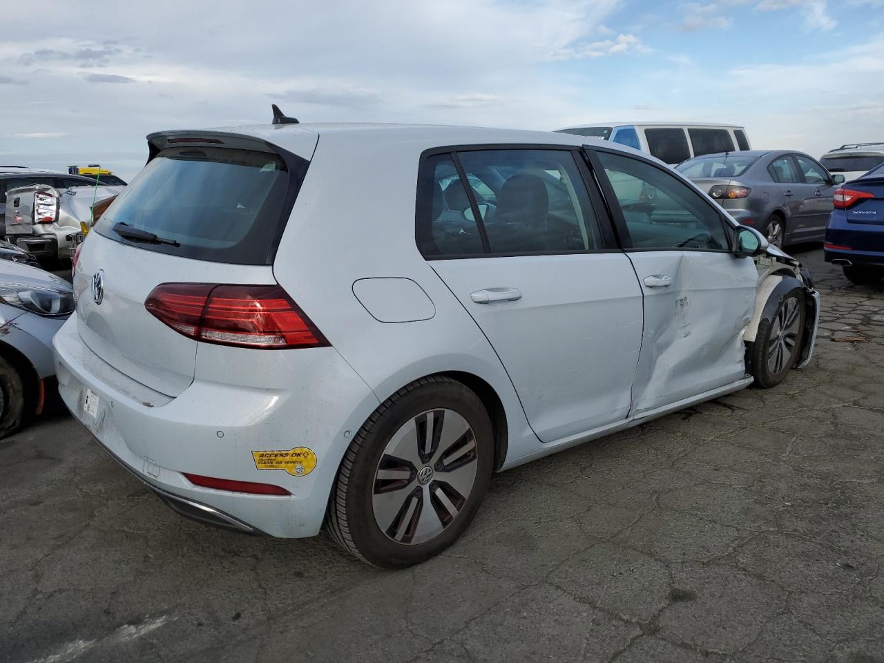 Image 3 of 2019 VOLKSWAGEN E-GOLF SEL PREMIUM 2019 with VIN WVWPR7AU0KW905286