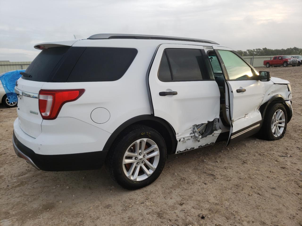 Image 3 of 2017 FORD EXPLORER XLT 2017 with VIN 1FM5K7DH4HGA31775