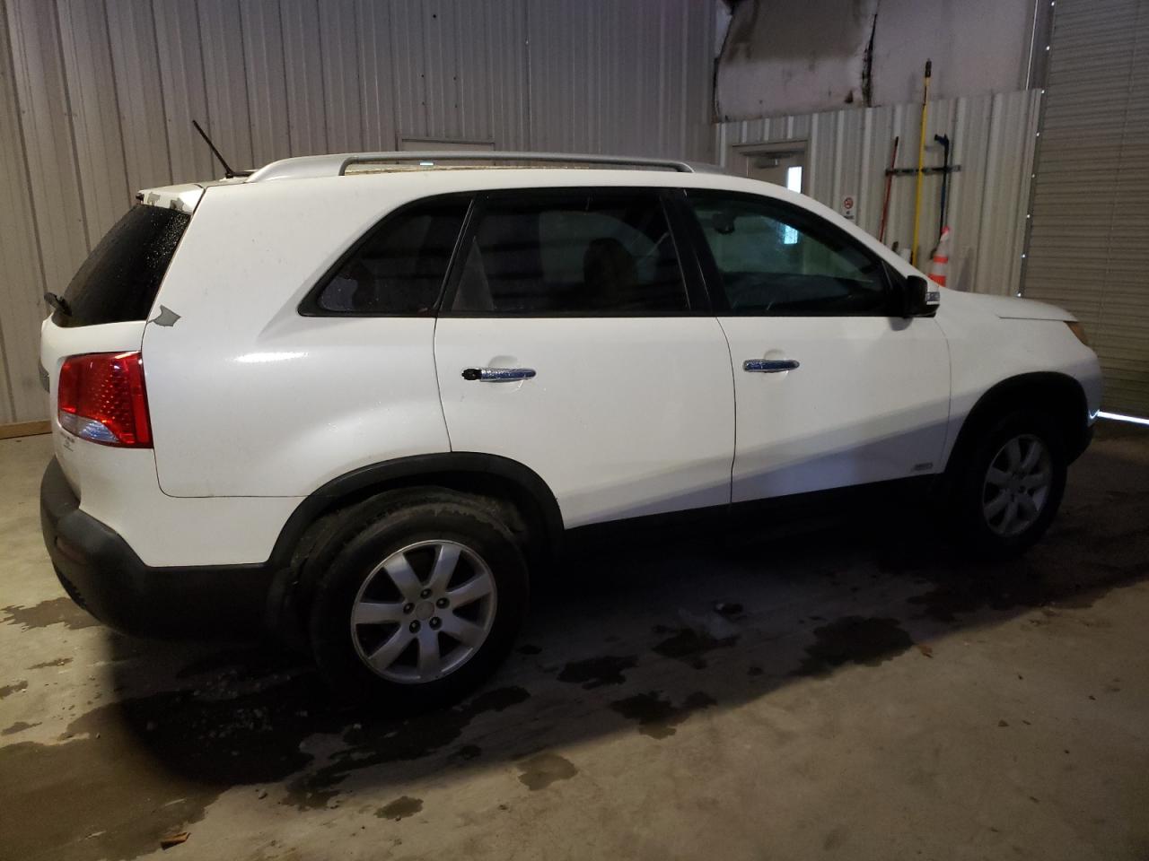 Obraz 3 z 2011 KIA SORENTO BASE 2011 z VIN 5XYKTCA13BG138802