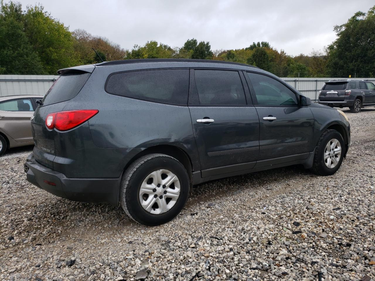 Obraz 3 z 2011 CHEVROLET TRAVERSE LS 2011 z VIN 1GNKRFED5BJ371589