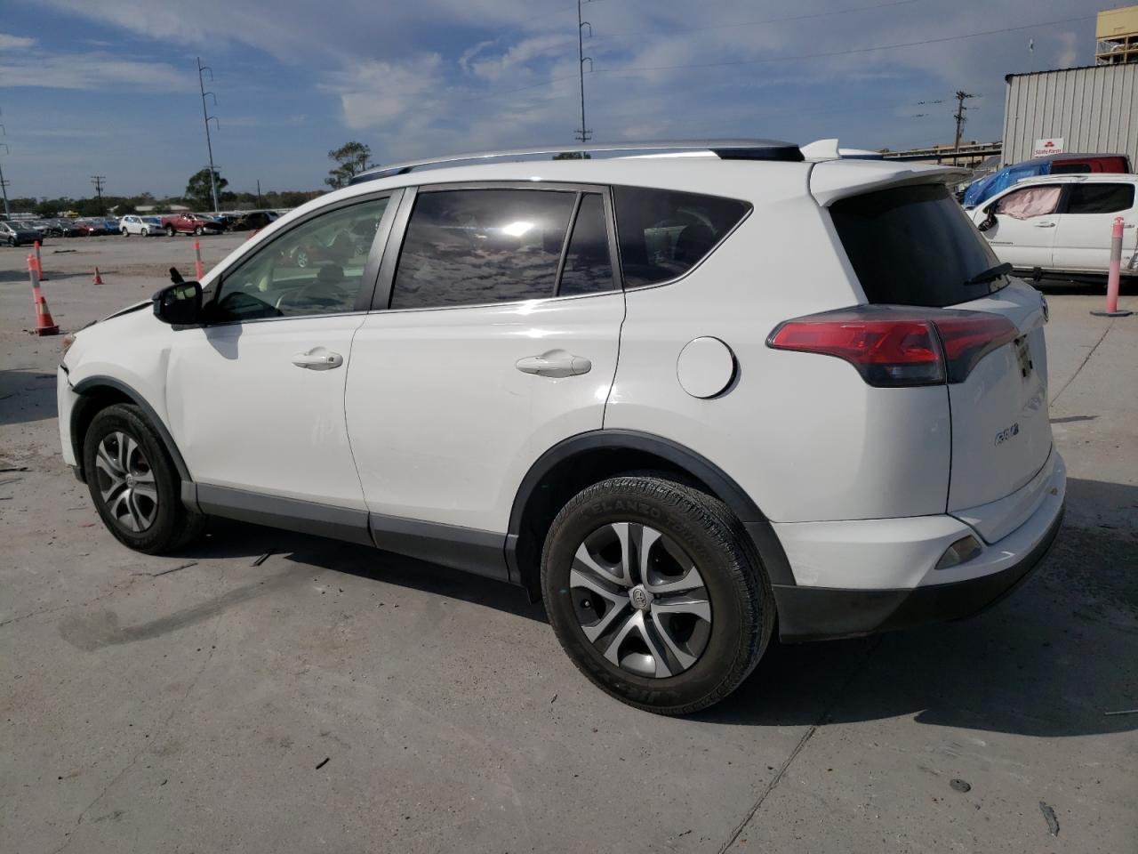 Изображение 2 2017 TOYOTA RAV4 LE 2017 с VIN JTMZFREV8HJ108838