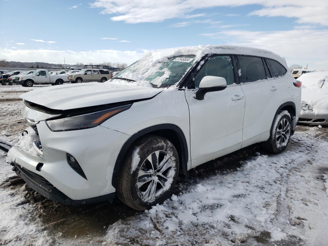 Image 1 of 2022 TOYOTA HIGHLANDER XLE 2022 with VIN 5TDGZRBH1NS201535