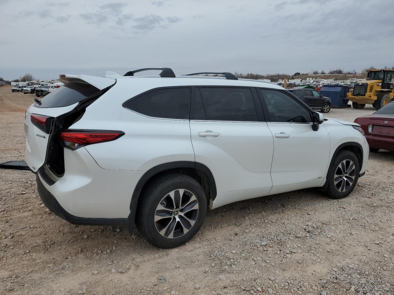 Изображение 3 2023 TOYOTA HIGHLANDER HYBRID XLE 2023 с VIN 5TDKBRCH1PS570931
