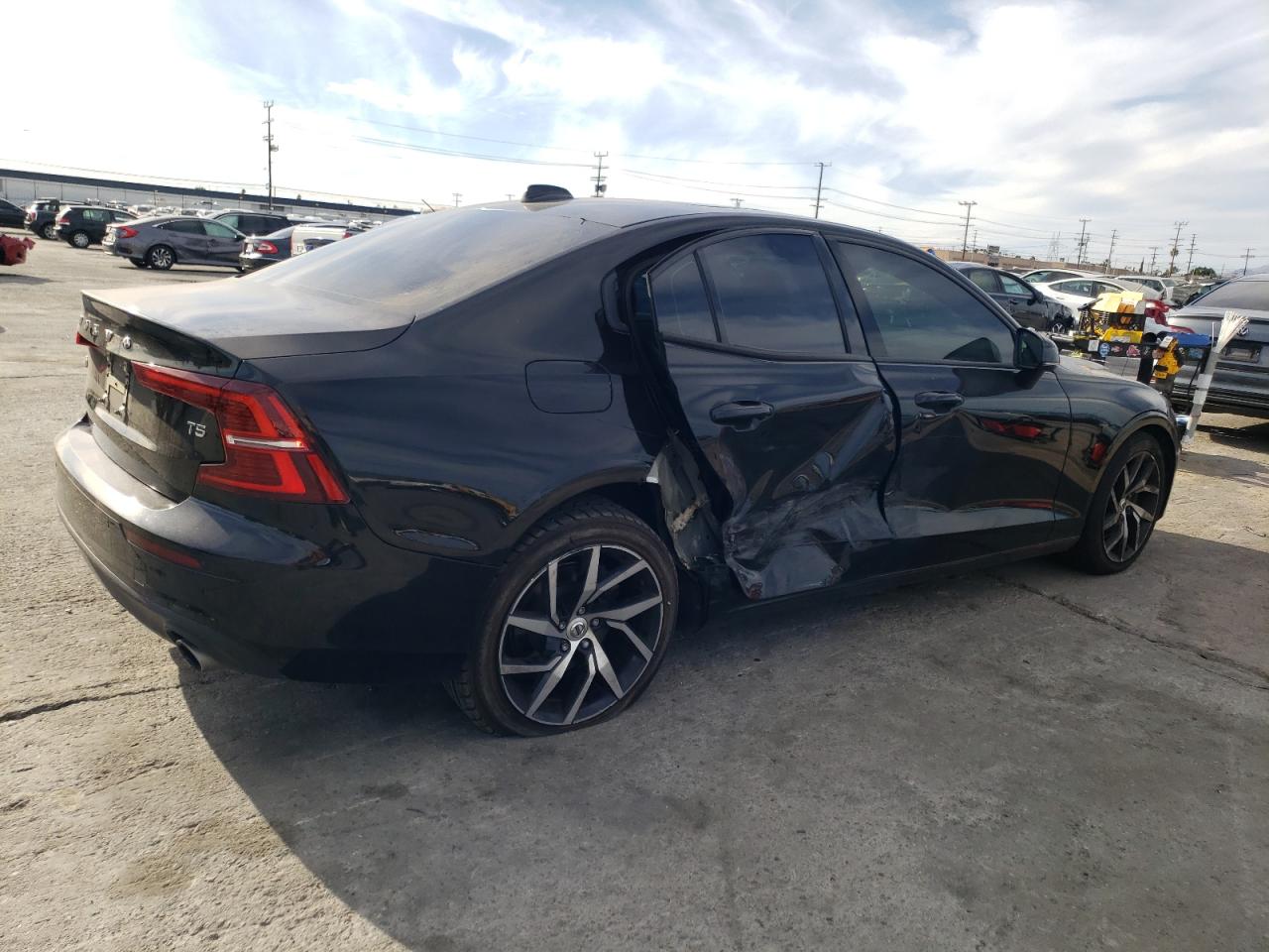 Image 3 of 2019 VOLVO S60 T5 MOMENTUM 2019 with VIN 7JR102FKXKG010622