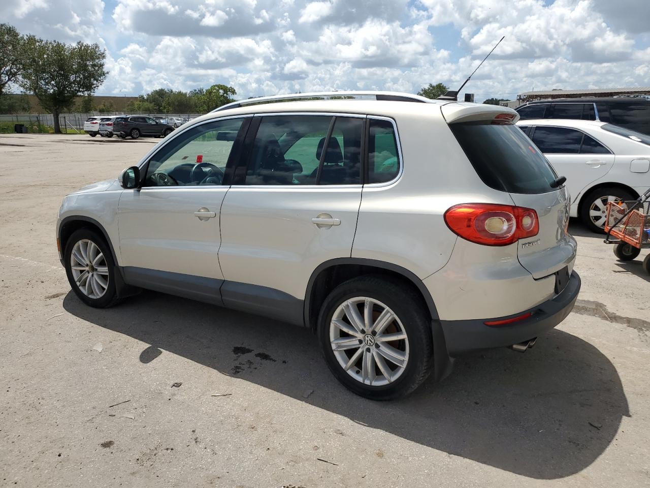 Image 2 of 2011 VOLKSWAGEN TIGUAN S 2011 with VIN WVGBV7AX8BW561640