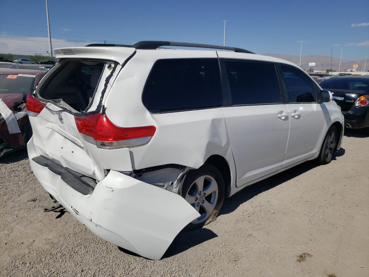 Obraz 3 z Toyota Sienna Le 2012 z VIN 5TDKK3DC6CS253091