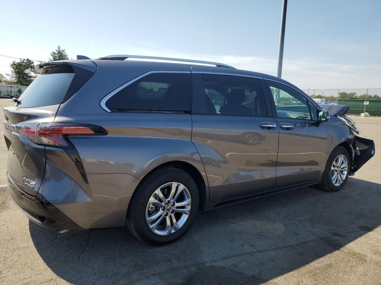 Image 3 of Toyota Sienna Limited 2022 with VIN 5TDESKFC0NS041312