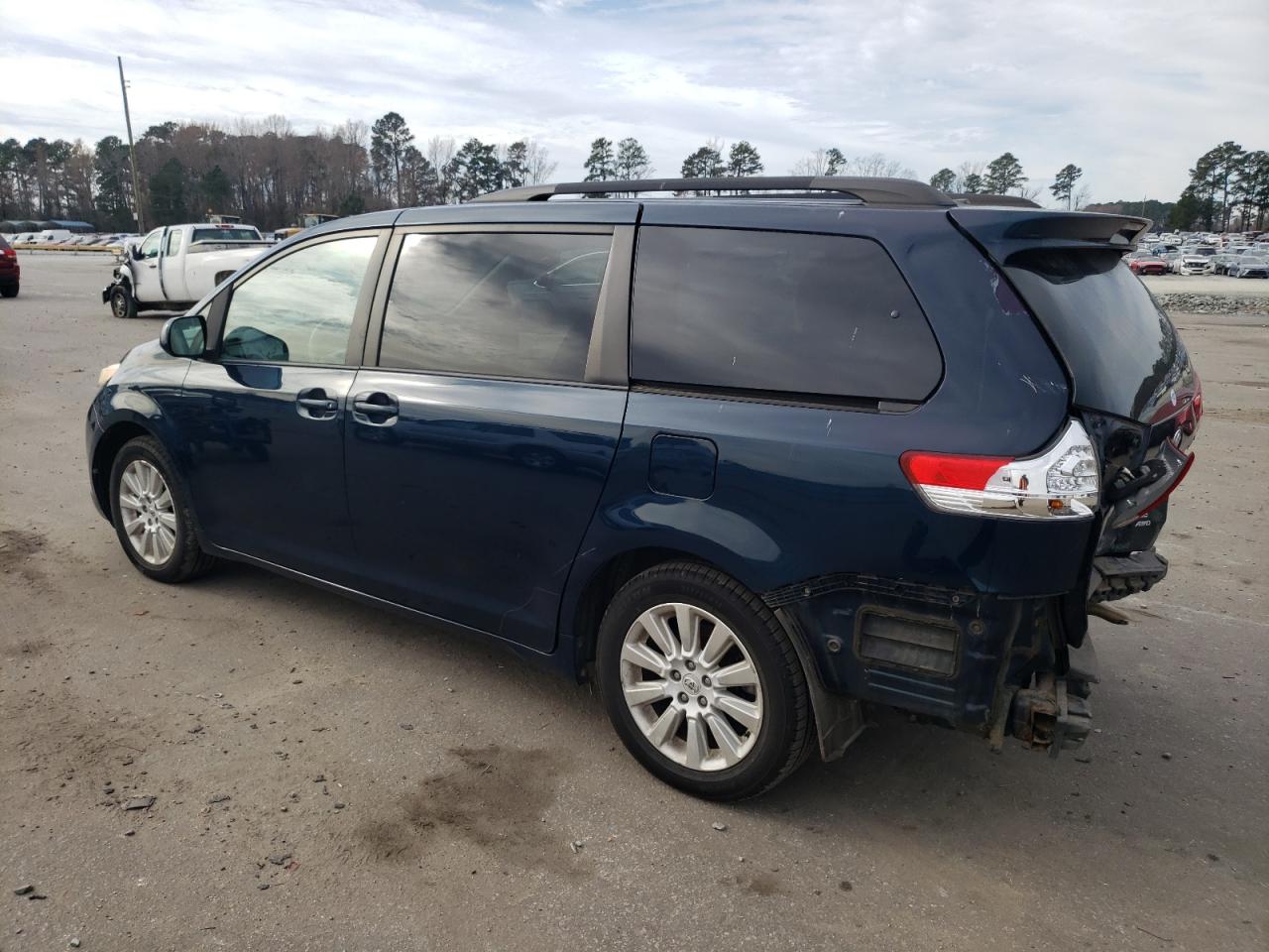 Obraz 2 z 2012 TOYOTA SIENNA LE 2012 z VIN 5TDJK3DC3CS044595