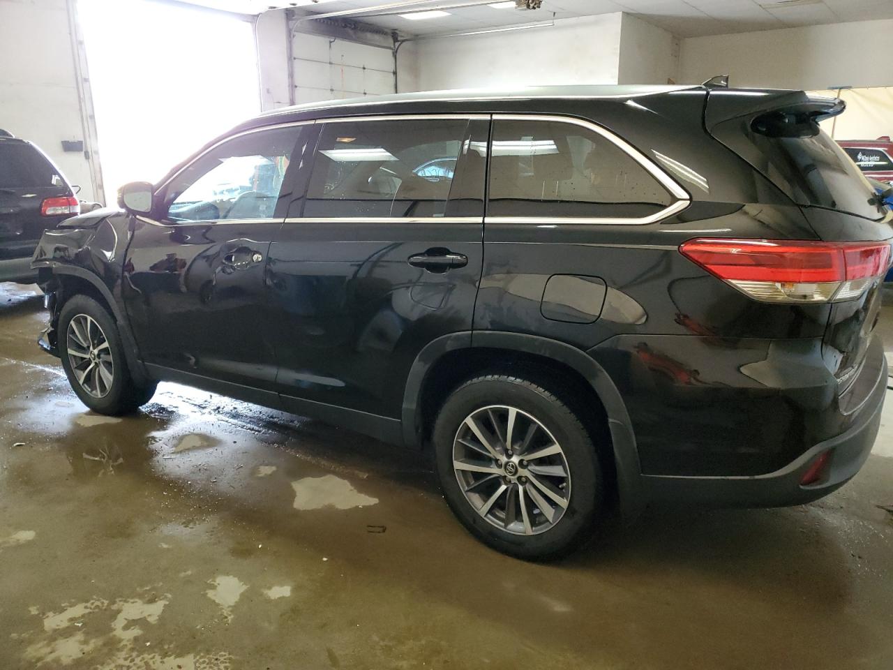 Image 2 of 2019 TOYOTA HIGHLANDER SE 2019 with VIN 5TDJZRFH2KS619646