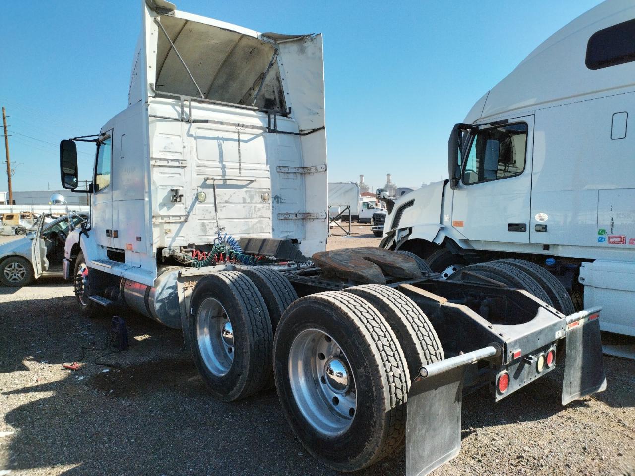Image 3 of 1998 VOLVO VN  1998 with VIN 4VG7DARH6WN753004
