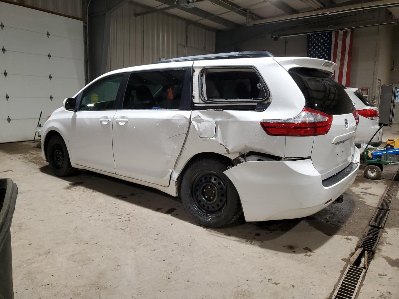 Image 2 of 2015 TOYOTA SIENNA LE 2015 with VIN 5TDJK3DC1FS128225