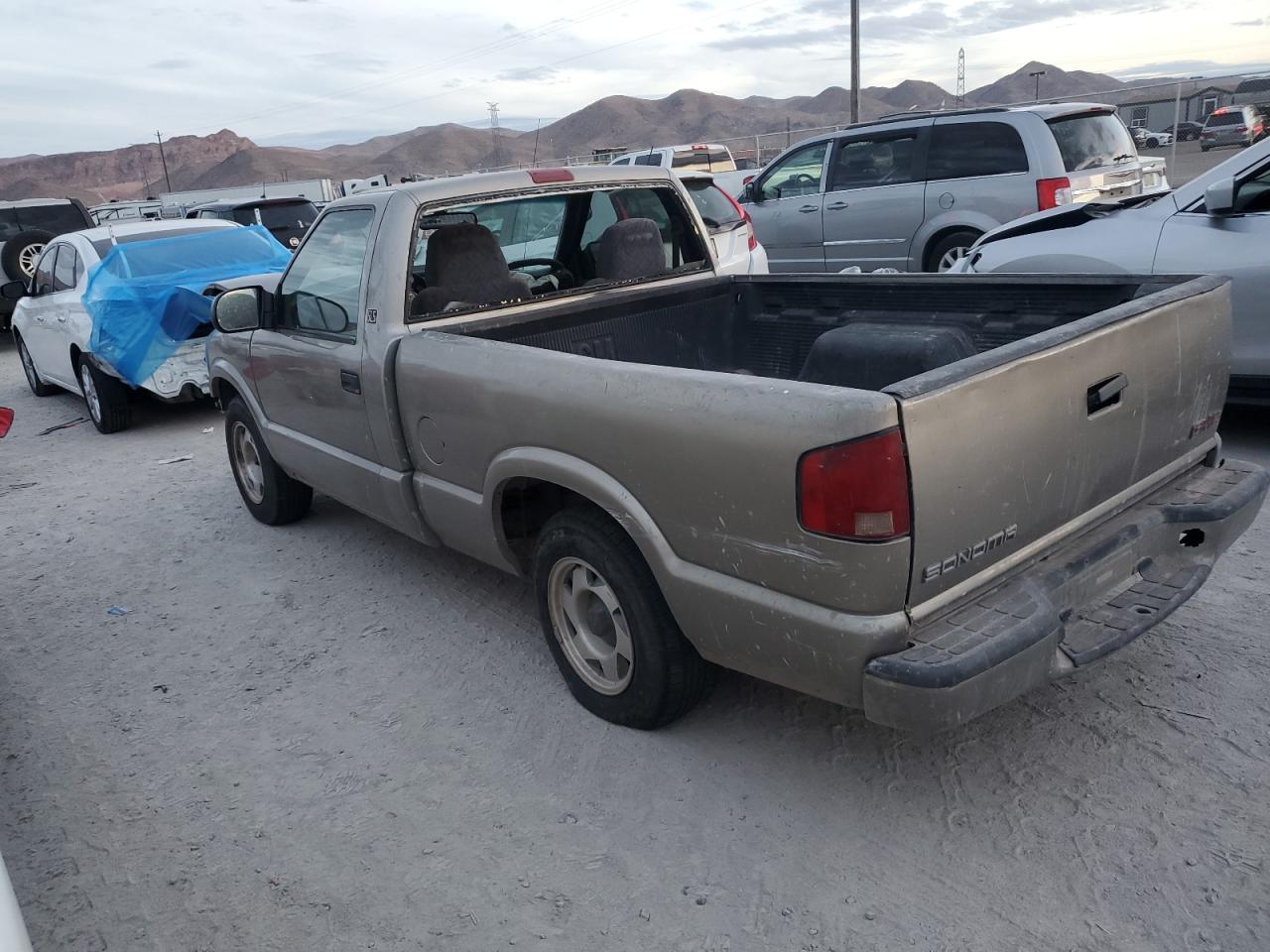 Image 2 of 2000 GMC SONOMA  2000 with VIN 1GTCS1459Y8279948