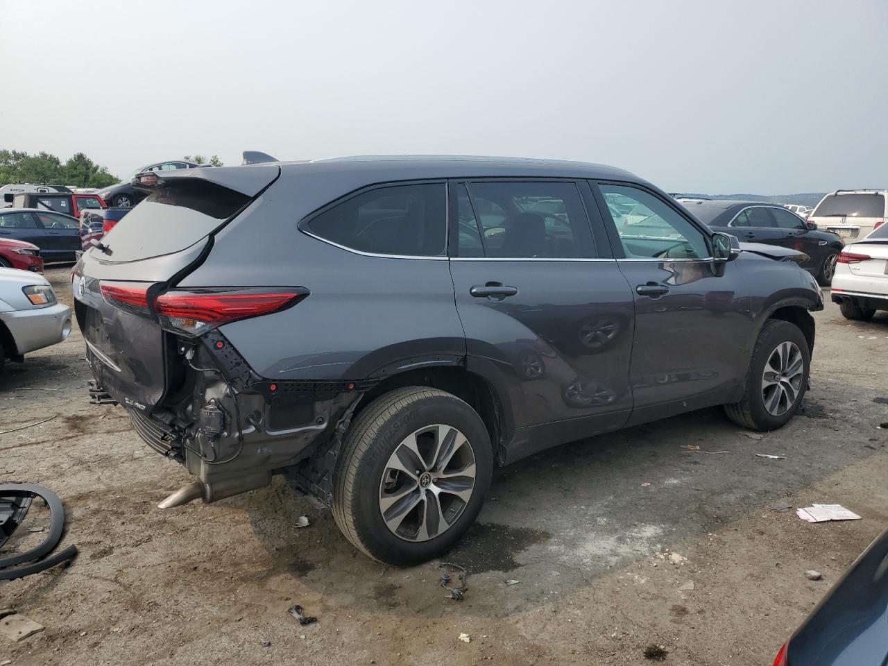 Изображение 3 2022 TOYOTA HIGHLANDER XLE 2022 с VIN 5TDGZRBHXNS229303