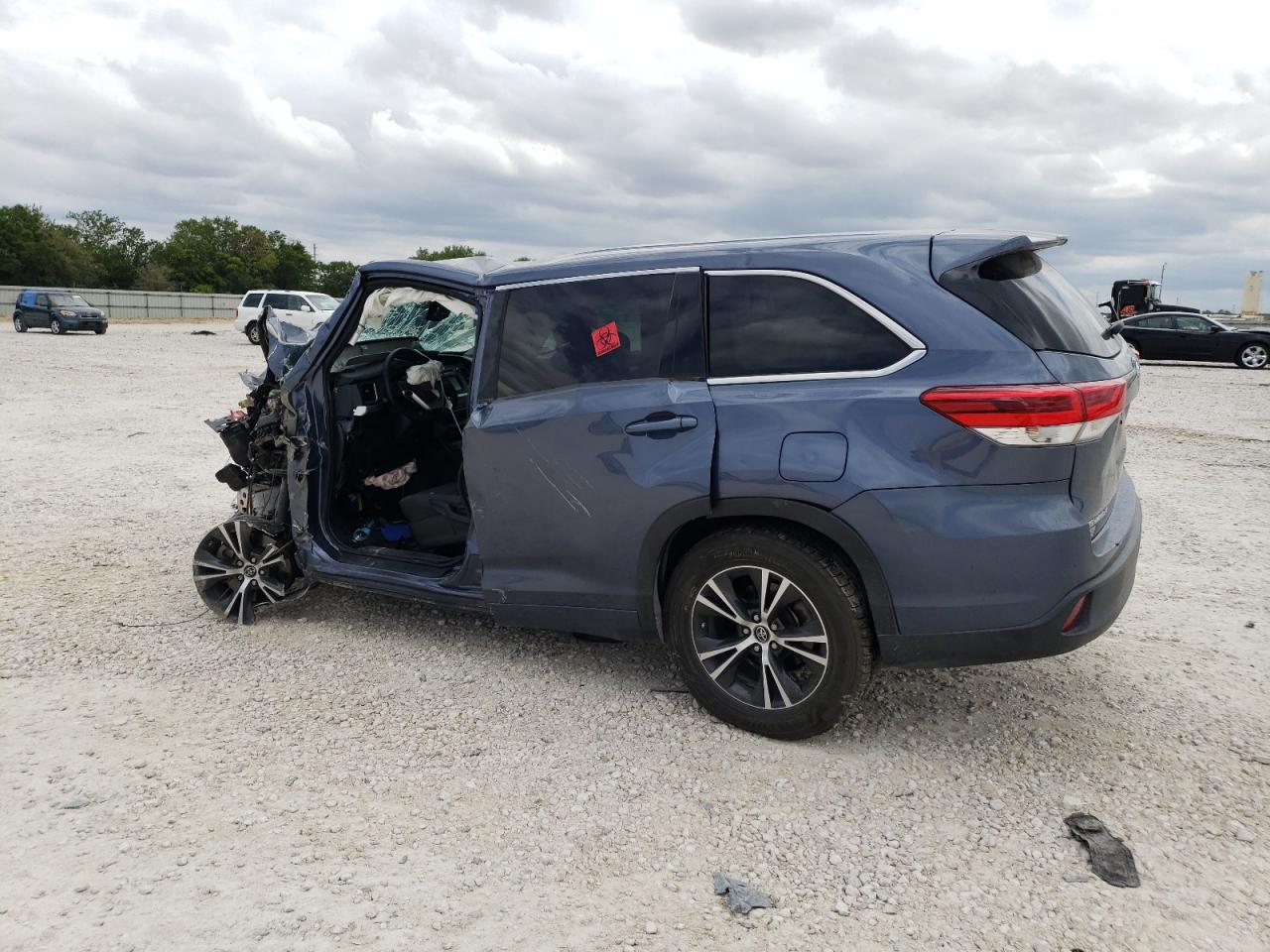 Image 2 of 2018 TOYOTA HIGHLANDER LE 2018 with VIN 5TDZARFH9JS036421