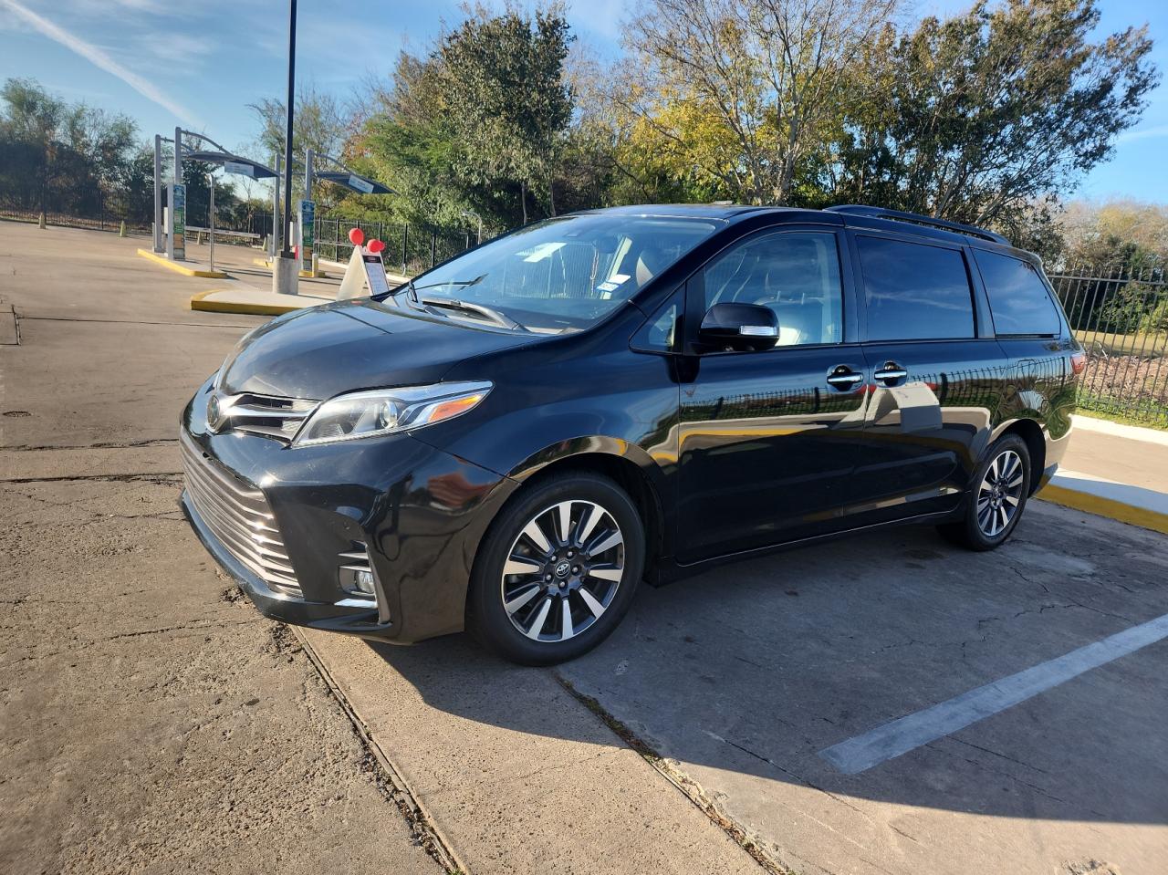 Obraz 2 z 2019 TOYOTA SIENNA XLE 2019 z VIN 5TDDZ3DC8KS223979