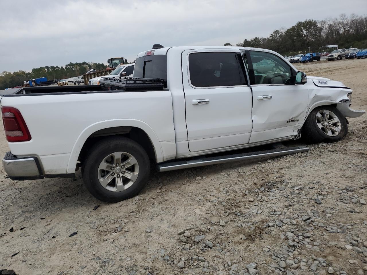 Obraz 3 z 2022 RAM 1500 LARAMIE 2022 z VIN 1C6SRFJT5NN199008