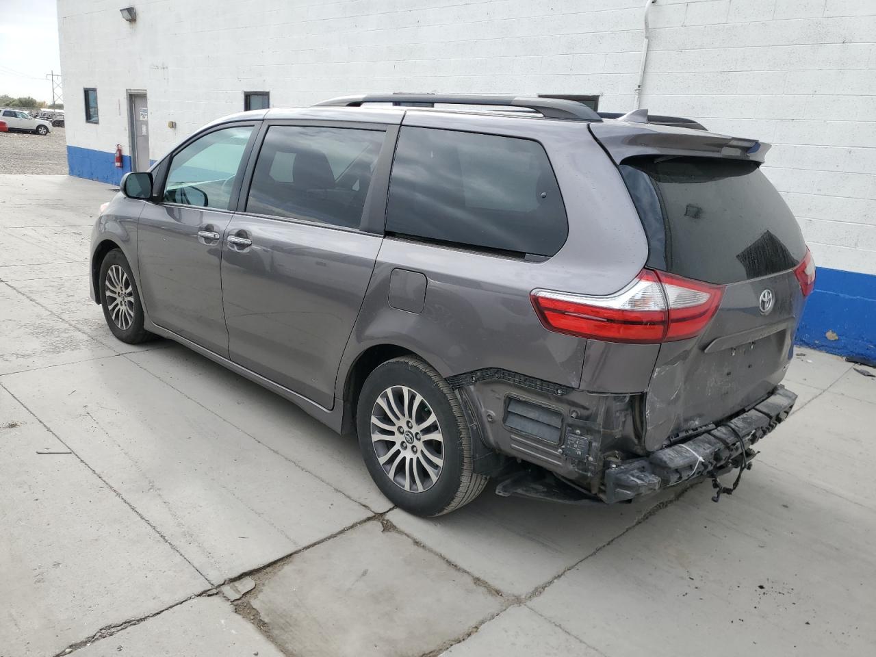 Изображение 2 2018 TOYOTA SIENNA XLE 2018 с VIN 5TDYZ3DC8JS904417