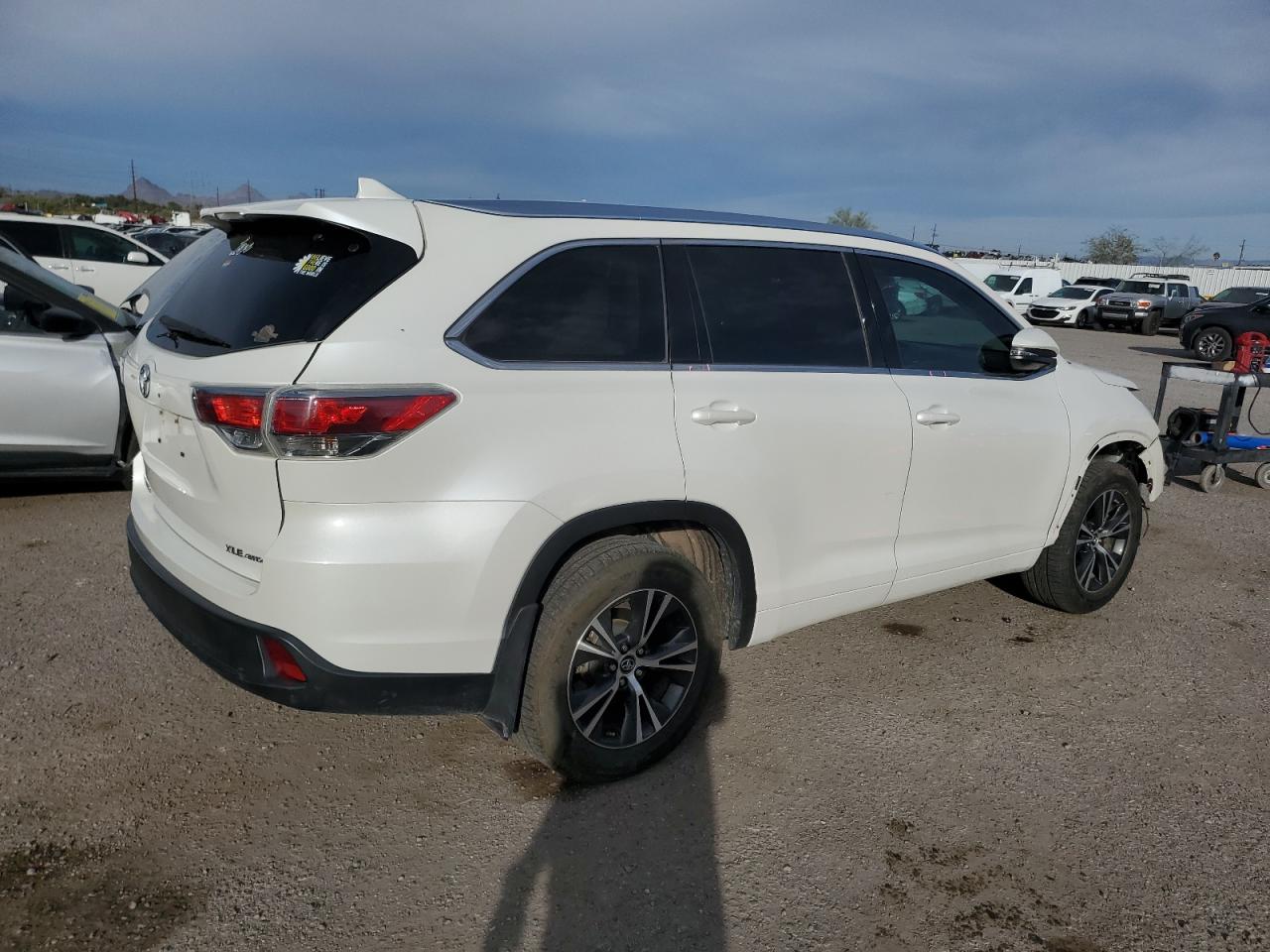 Obraz 3 z 2016 TOYOTA HIGHLANDER XLE 2016 z VIN 5TDJKRFH5GS338257
