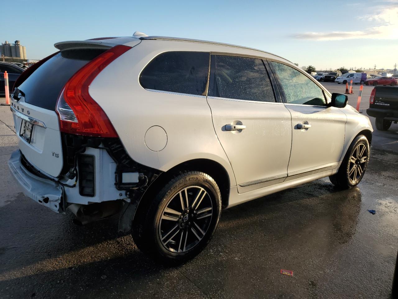 Image 3 of 2017 VOLVO XC60 T5 DYNAMIC 2017 with VIN YV440MDR1H2222707