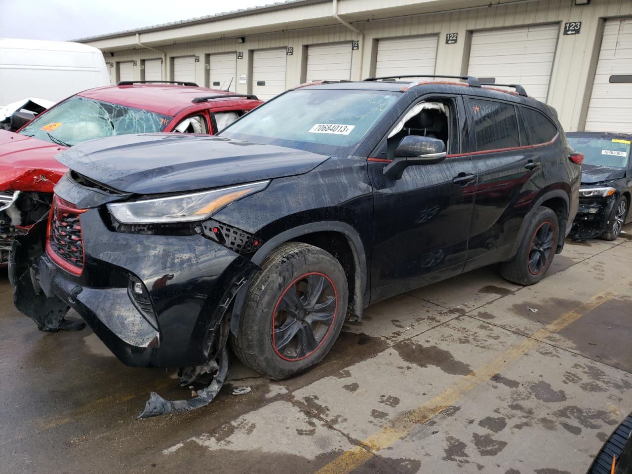 Image 1 of 2021 TOYOTA HIGHLANDER XLE 2021 with VIN 5TDHZRBH2MS125892