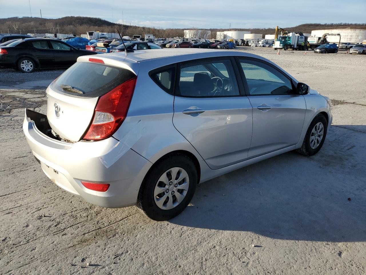 Изображение 3 2017 HYUNDAI ACCENT SE 2017 с VIN KMHCT5AE7HU301375