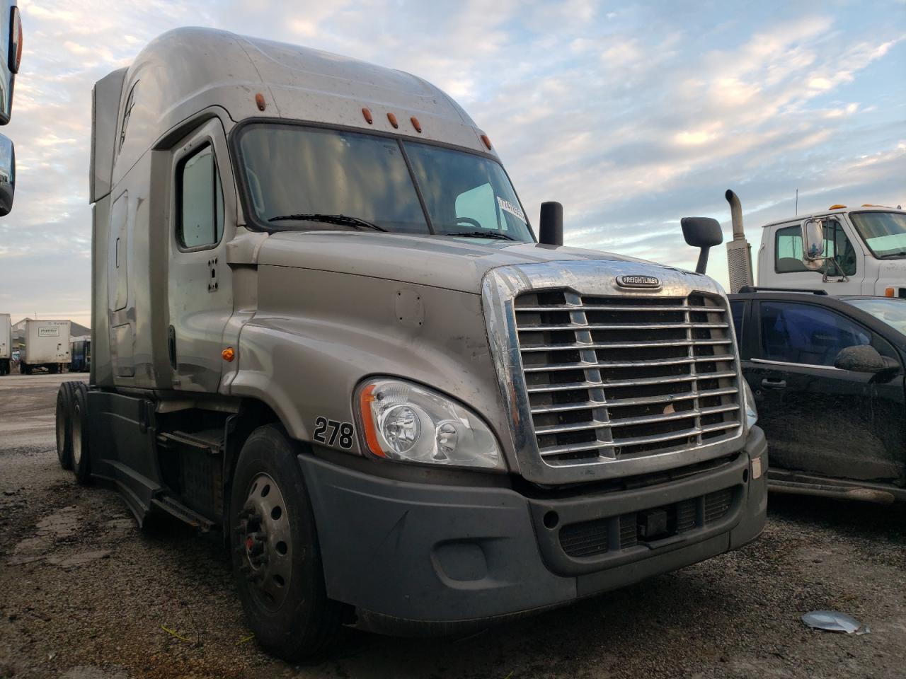 Image 1 of 2016 FREIGHTLINER CASCADIA 125  2016 with VIN 3AKGGLDR2GSHF1710