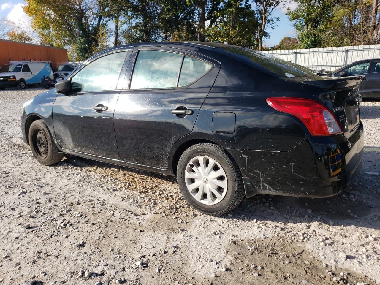 Obraz 2 z 2018 NISSAN VERSA S 2018 z VIN 3N1CN7AP5JL830693