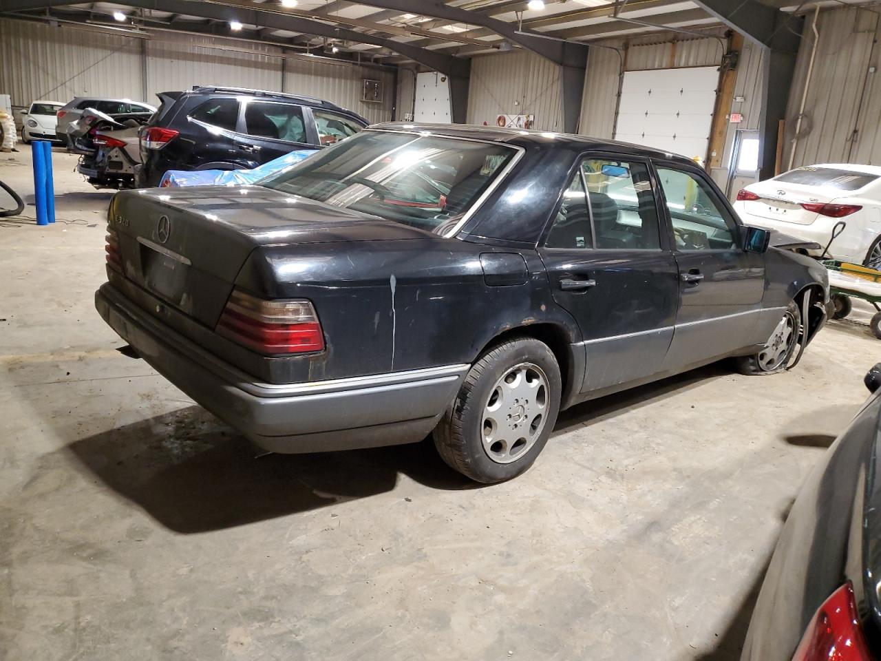 Image 3 of 1994 MERCEDES-BENZ E 320 1994 with VIN WDBEA32E3RC114646