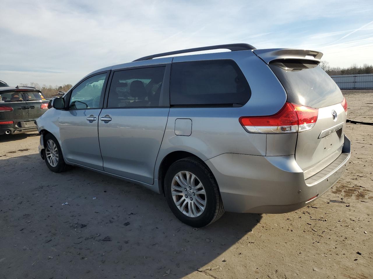 Image 2 of 2014 TOYOTA SIENNA XLE 2014 with VIN 5TDYK3DCXES522836