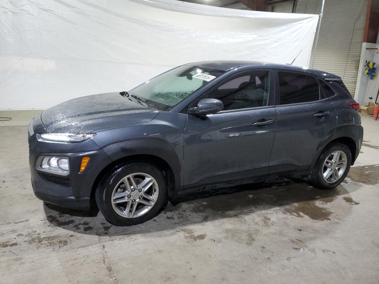 Obraz 1 z 2021 HYUNDAI KONA SE 2021 z VIN KM8K12AA2MU707281