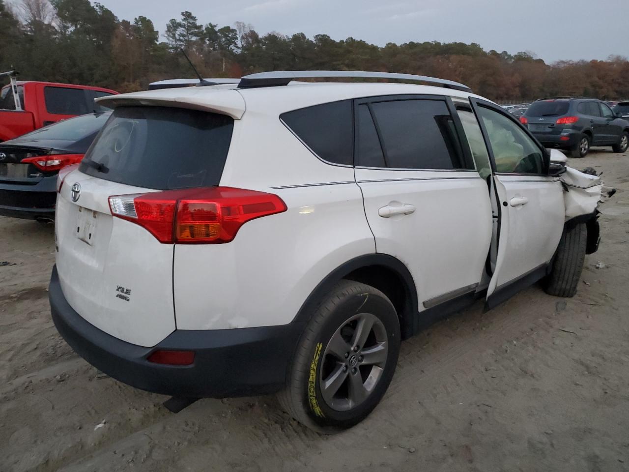 Image 3 of 2015 TOYOTA RAV4 XLE 2015 with VIN JTMRFREV8FD169957