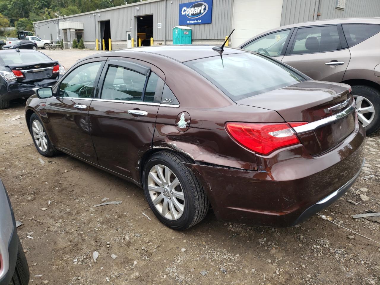 Image 2 of Chrysler 200 Limited 2013 with VIN 1C3CCBCG6DN612595