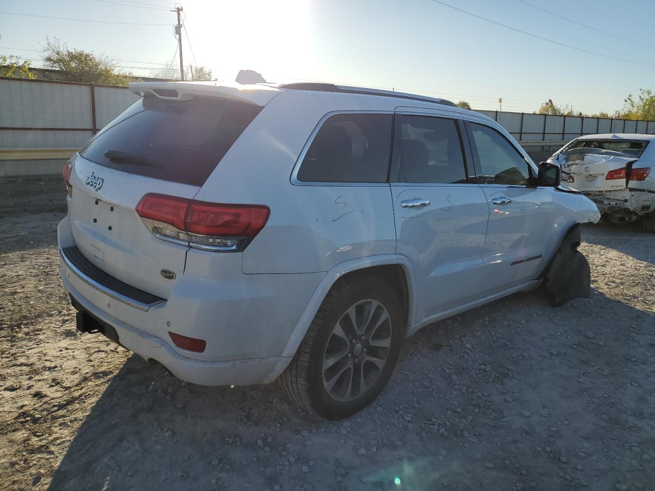 Image 3 of Jeep Grand Cherokee Overland 2017 with VIN 1C4RJECGXHC789083