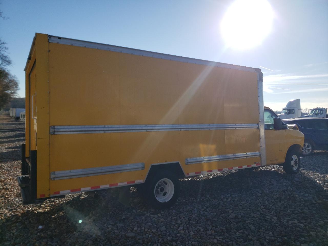 Image 3 of 2019 GMC SAVANA CUTAWAY G3500 2019 with VIN 7GZ37TCG2KN009679