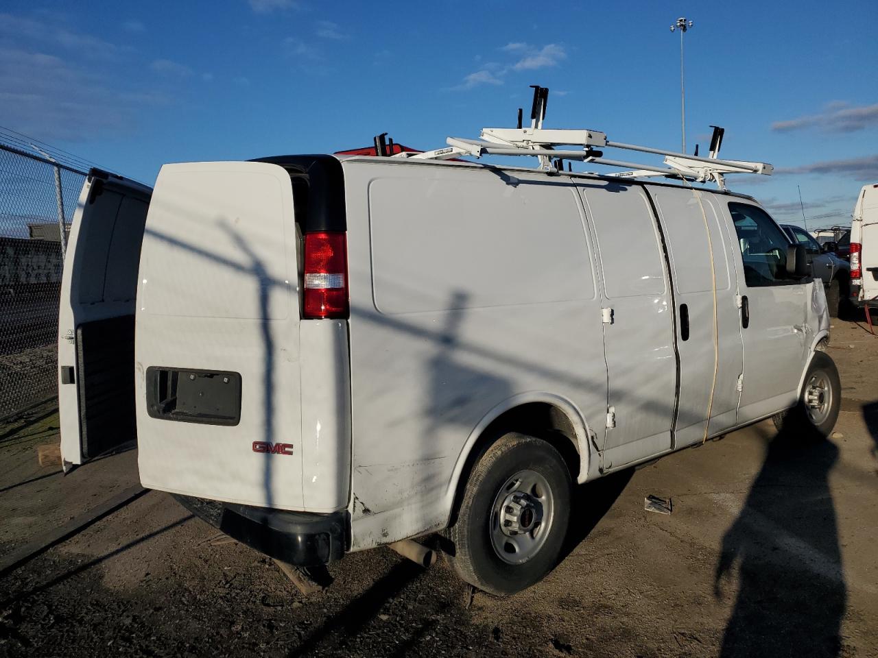 Obraz 3 z 2022 GMC SAVANA G2500 2022 z VIN 1GTW7AF7XN1146049