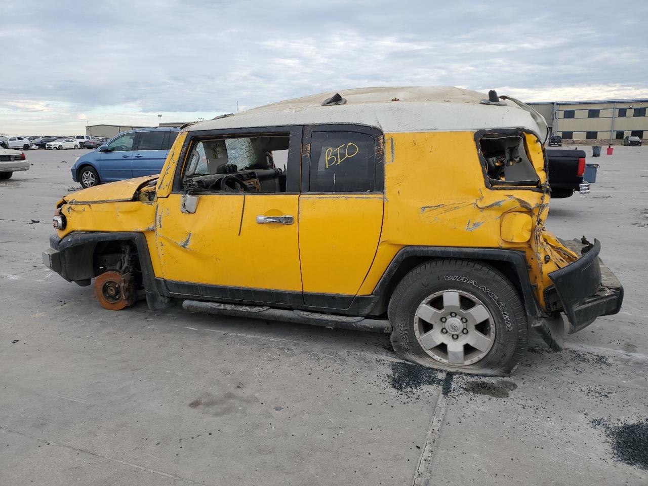 Image 2 of 2007 TOYOTA FJ CRUISER  2007 with VIN JTEZU11F070010246