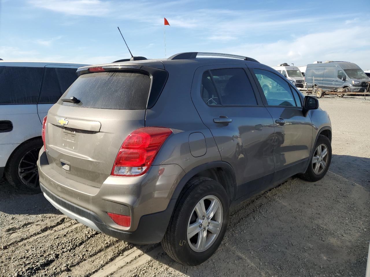 Image 3 of 2021 CHEVROLET TRAX 1LT 2021 with VIN KL7CJLSM9MB361195