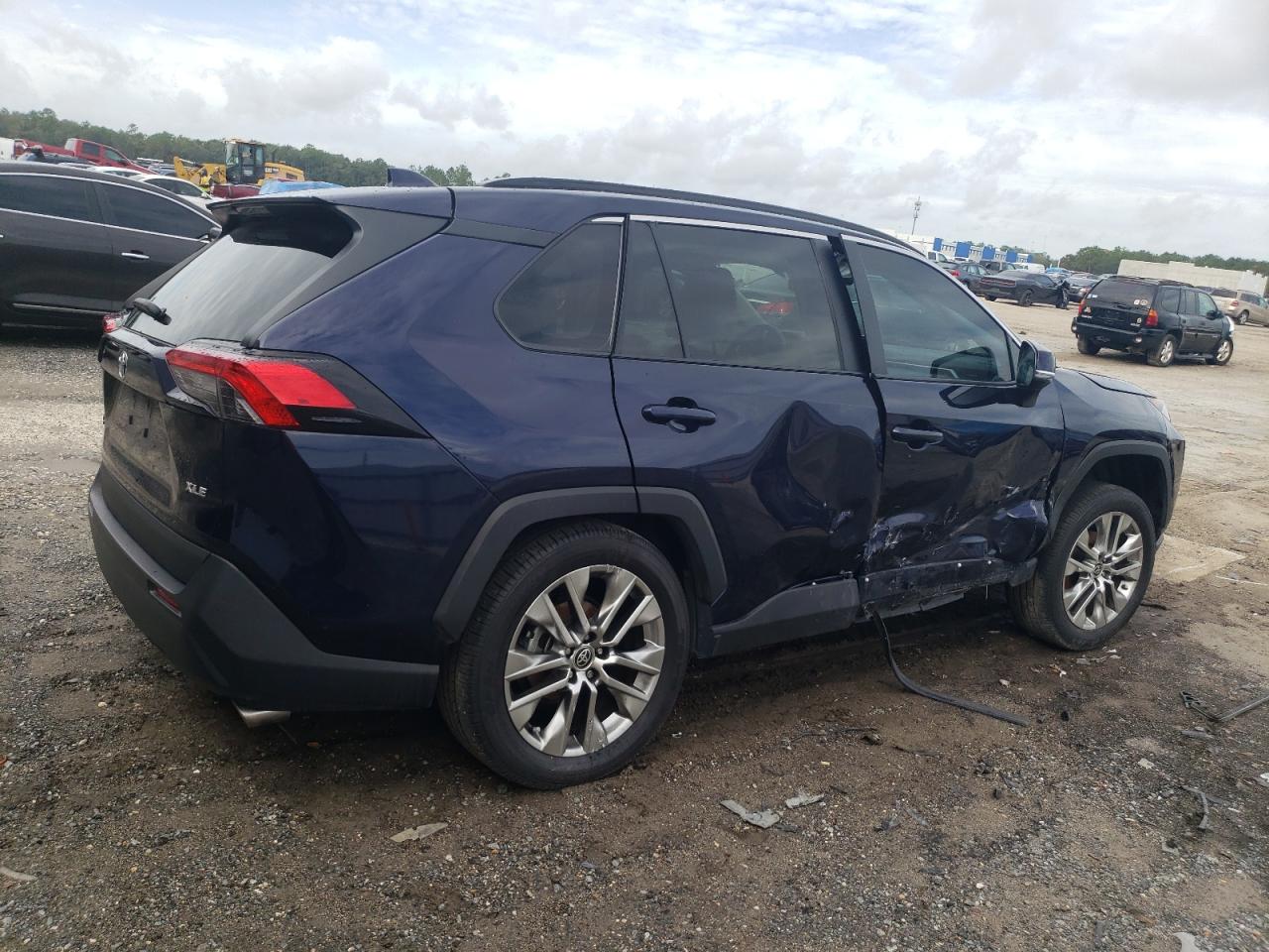 Obraz 3 z 2021 TOYOTA RAV4 XLE PREMIUM 2021 z VIN 2T3C1RFV5MW164122