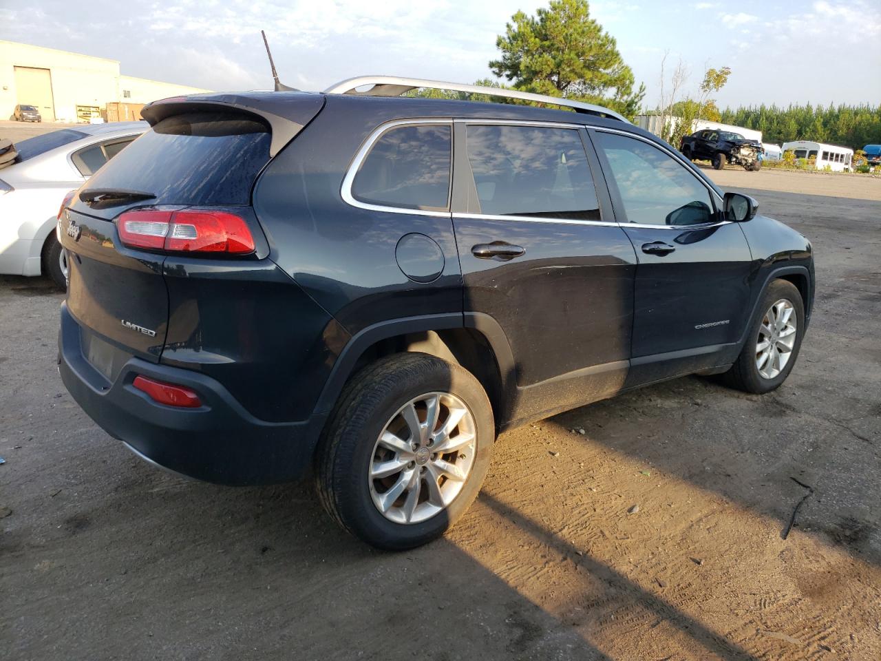 Image 3 of Jeep Cherokee Limited 2016 with VIN 1C4PJMDB2GW314027