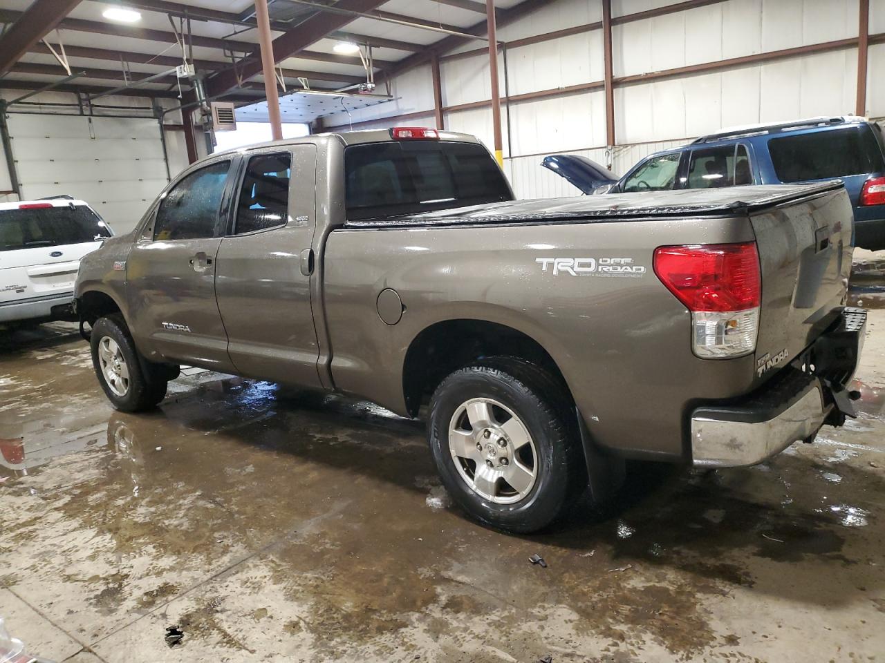 Obraz 2 z 2010 TOYOTA TUNDRA DOUBLE CAB SR5 2010 z VIN 5TFUY5F11AX141112